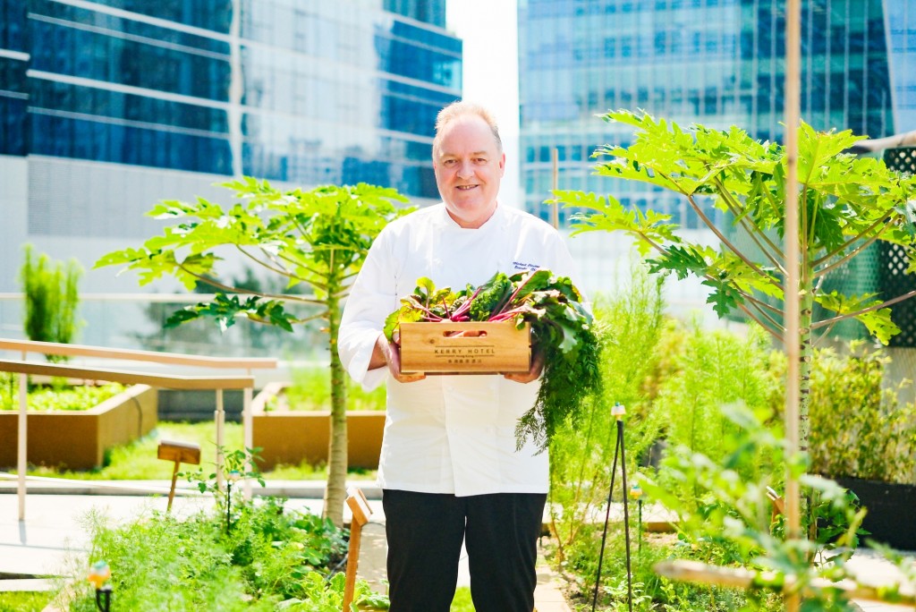 香港嘉里酒店大灣咖啡廳推出「自然天成」可持續美食自 助晚餐打造「從農場到餐桌」的綠色餐飲體驗，與饕客共同迎接及慶祝 4 月份世界地球月。